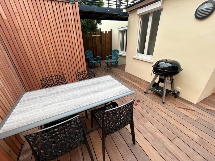 Les Apparts De St Mart Brehal Exterior photo